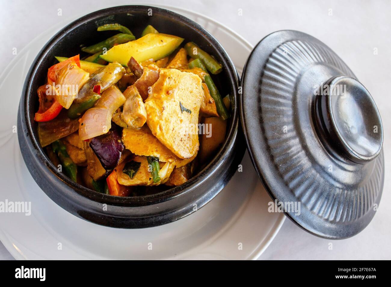 Pot d'argile de tofu chinois et de légumes en sauce Banque D'Images