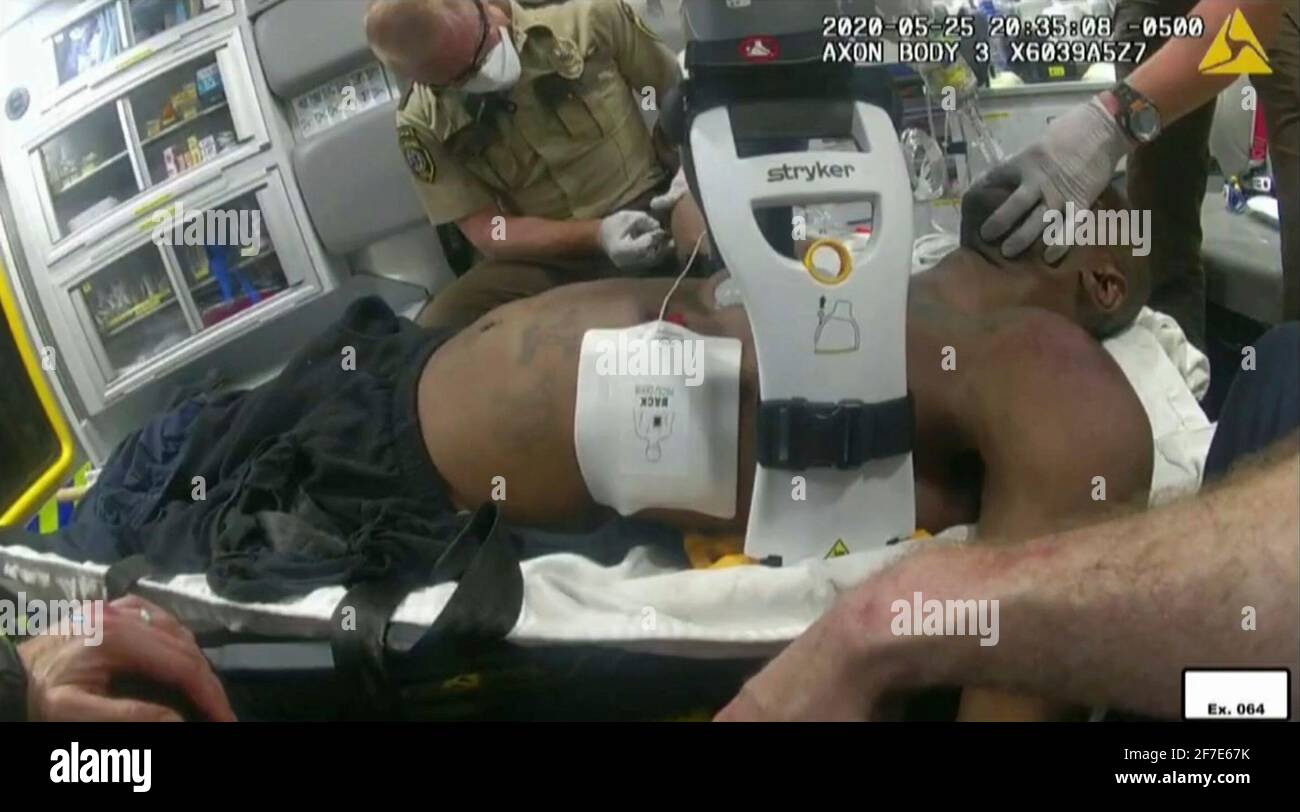 Cette image de la caméra embarquée de la police montre un personnel d'urgence qui tend vers George Floyd après qu'il ait été chargé dans une ambulance le 25 mai 2020, à Minneapolis. Il a été présenté lors du procès de l'ancien policier de Minneapolis, Derek Chauvin, au palais de justice du comté de Hennepin à Minneapolis, le 1er avril 2021. Chauvin est accusé de la mort de Floyd. (Service de police de Minneapolis par l'intermédiaire de la PB) Banque D'Images