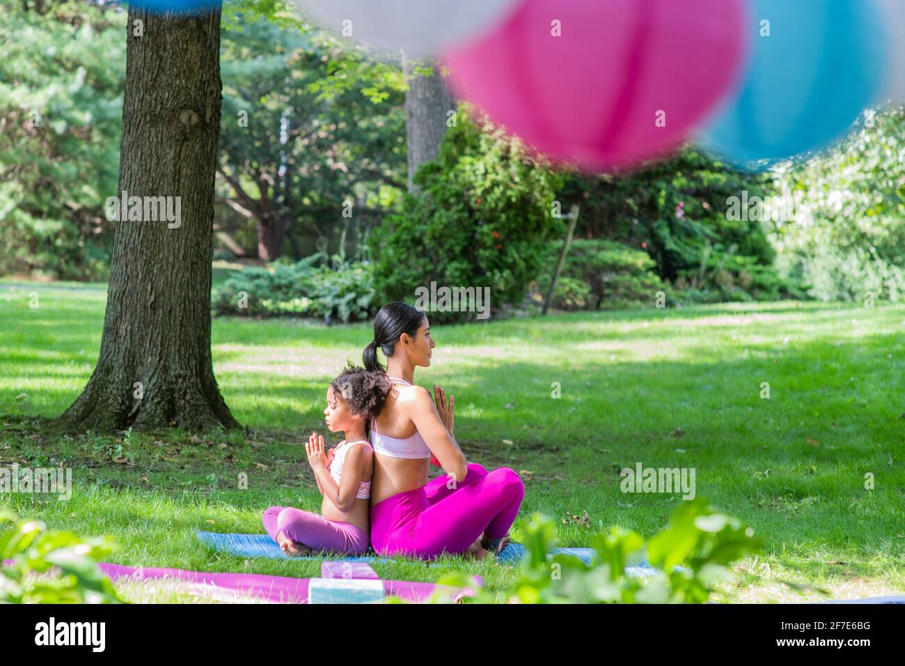 Mère et fille faisant du yoga Banque D'Images