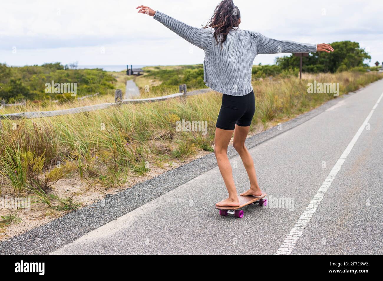Jeune femme skate pieds nus le jour couvert Photo Stock - Alamy
