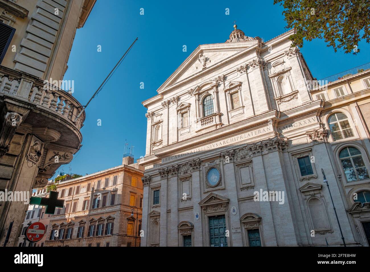 Piazza Benedetto Cairoli, San Carlo ai Catinari, Santi Biagio ai Catinari (Saints Blaise et Charles à Catinari) église du début du baroque à Rome, Italie. Banque D'Images