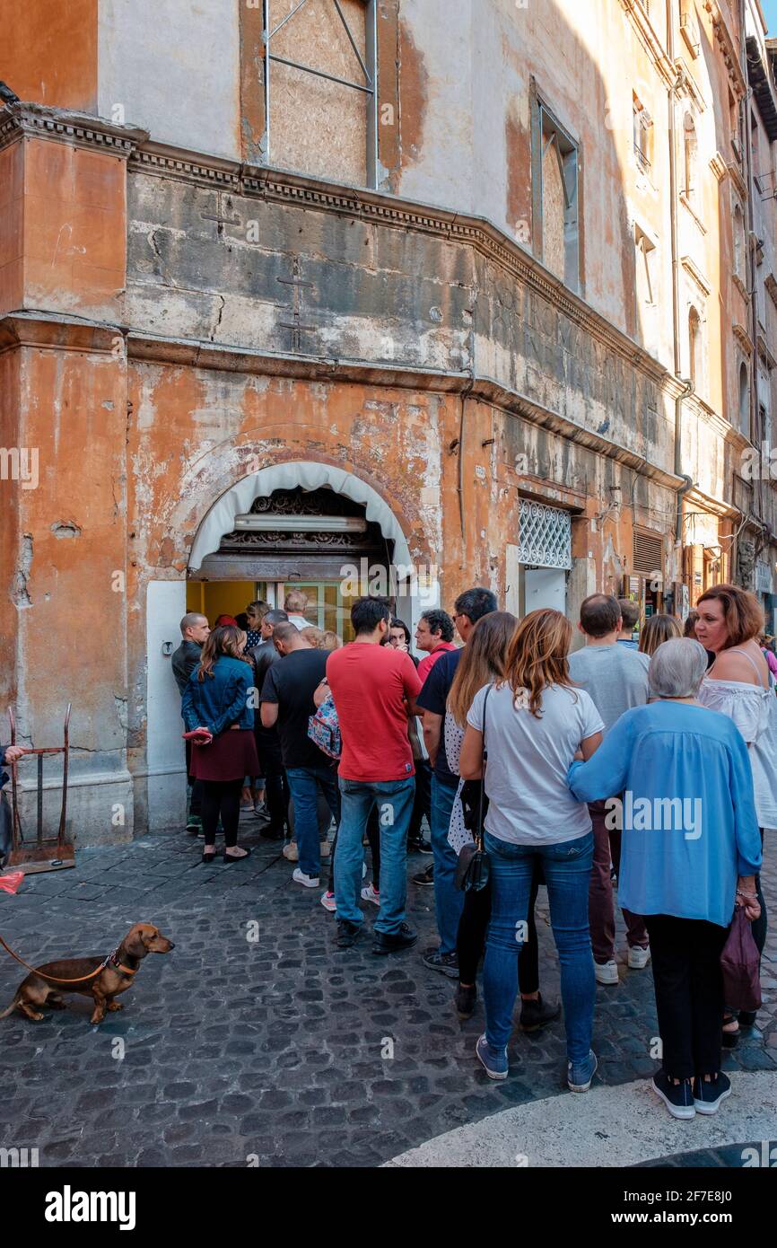 Personnes alignées devant Pasticceria il Boccione, boulangerie casher, pâtisserie, quartier juif, Rome, Italie Banque D'Images