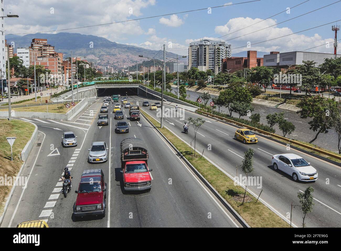 Une des autoroutes ou routes principales de la ville de Medellin, en Colombie. Circulation dense avec différentes voitures à Medellin, ville en Amérique du Sud. Banque D'Images