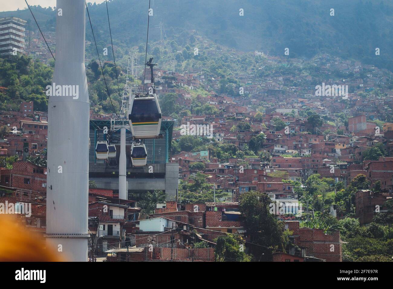 Téléphérique ou télécabine à Medellin, Colombie,. Les transports en commun de Medellin sont également une télécabine, qui vous emmène dans les plaines plus hautes au-dessus de la ville et moi Banque D'Images