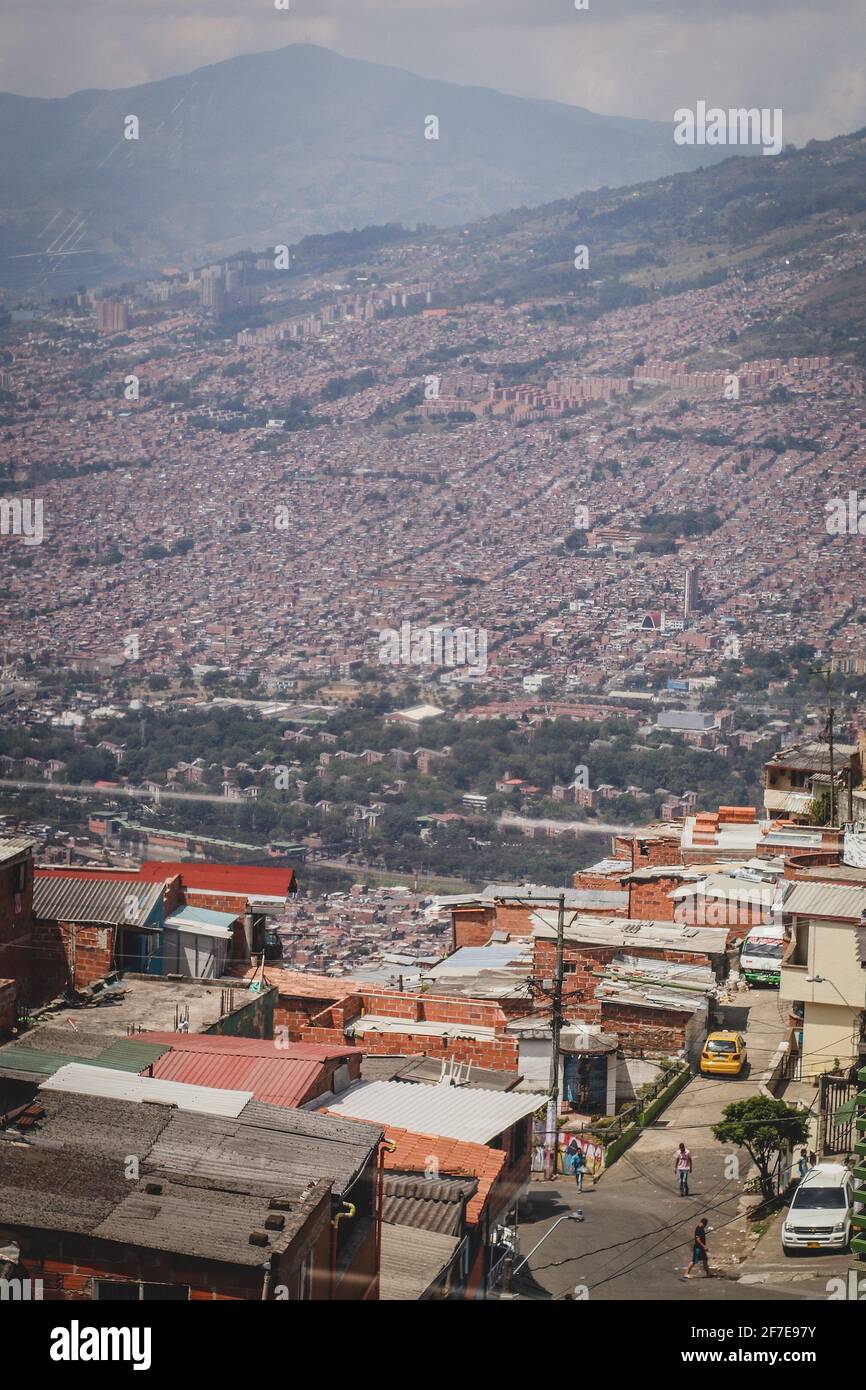 Vue du téléphérique ou de la télécabine à Medellin, Colombie. Les transports en commun de Medellin sont également une télécabine, qui vous emmène dans les plaines plus hautes au-dessus de la c Banque D'Images