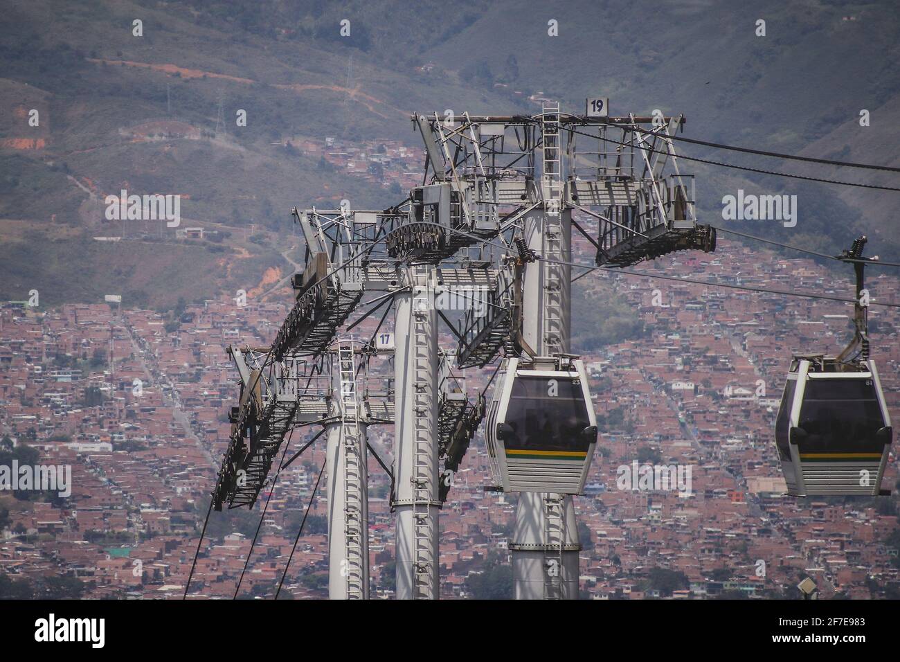 Téléphérique ou télécabine à Medellin, Colombie,. Les transports en commun de Medellin sont également une télécabine, qui vous emmène dans les plaines plus hautes au-dessus de la ville et moi Banque D'Images