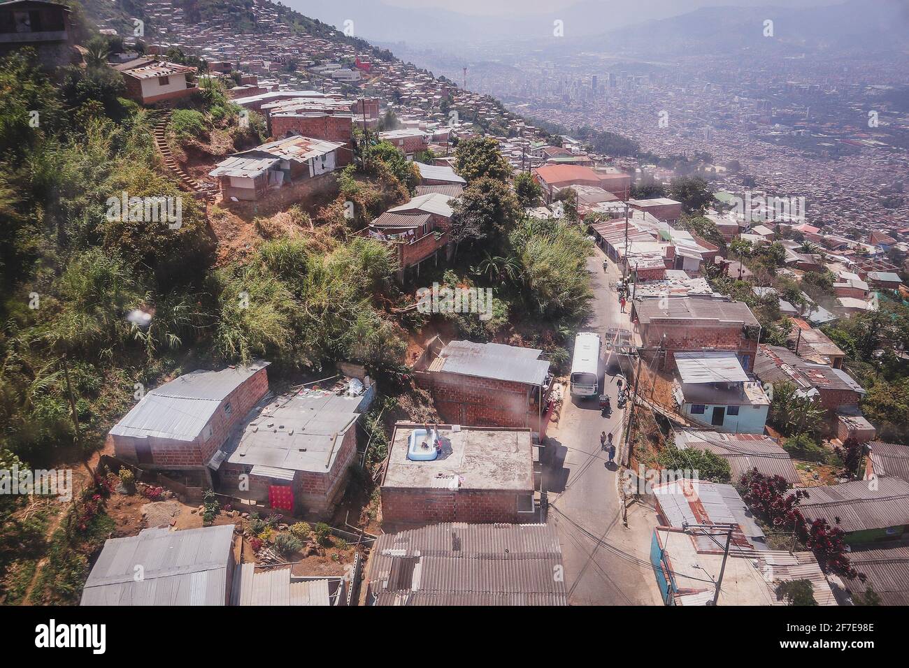 Vue du téléphérique ou de la télécabine à Medellin, Colombie. Bidonvilles et logement bon marché à Medellin, vue de la télécabine, qui vous emmène aux plaines supérieures a Banque D'Images