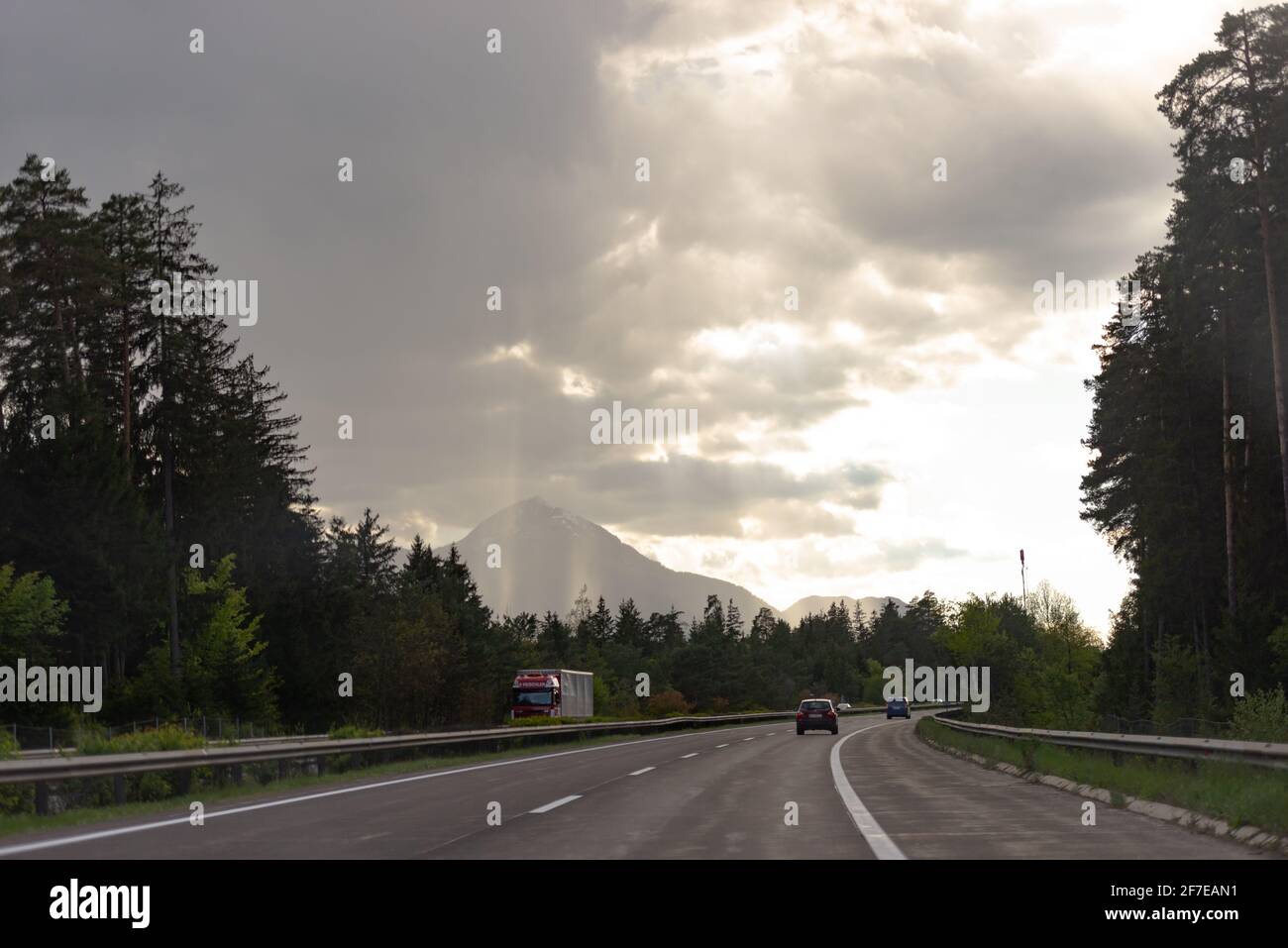 L'autoroute A2. Autriche. Printemps 2019. Autoroute à travers l'Autriche de la Slovaquie à l'Italie. Photo de la fenêtre de la voiture. Banque D'Images