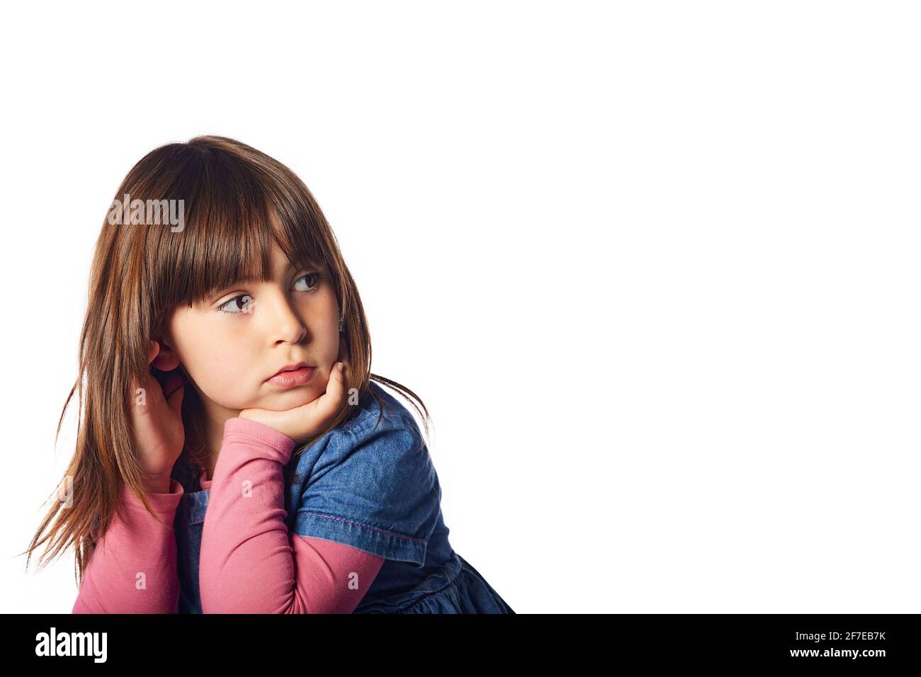 jeune fille de quatre ans, regardant un espace de copie avec un contenu de visage neutre en regardant un grand espace de copie. concept de publicité commerciale Banque D'Images