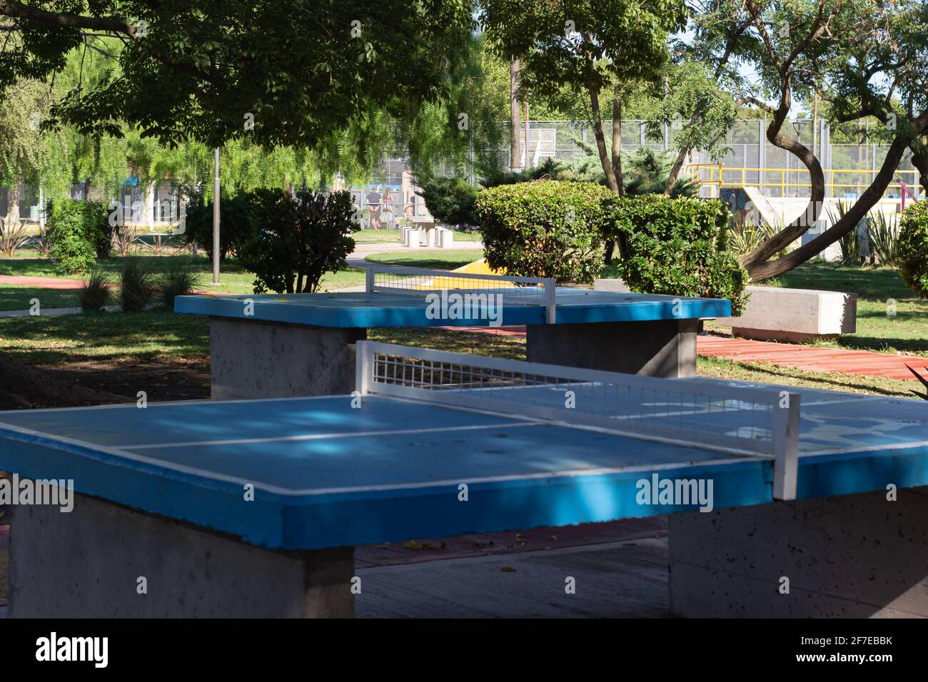 Ping pong tables Banque de photographies et d'images à haute résolution -  Alamy