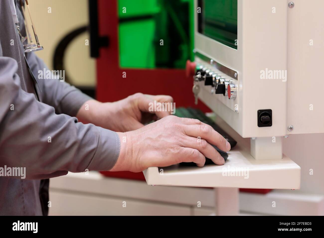 L'opérateur programme la machine de découpe et de gravure au laser. Mise au  point sélective Photo Stock - Alamy