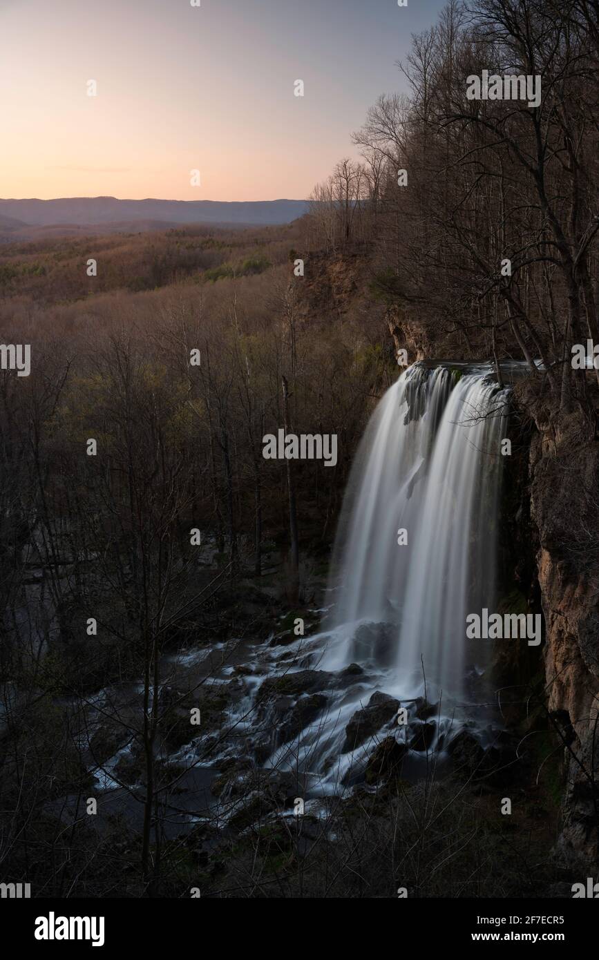 Lumière du crépuscule illuminant les chutes de Spring Falls en Virginie, au début de la soirée du printemps. Banque D'Images