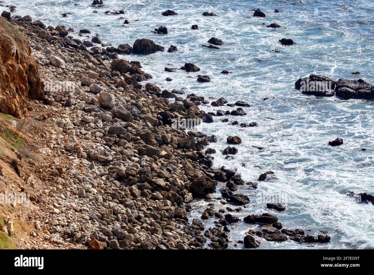 Falaise côtière des Rocheuses au bord de la mer Banque D'Images