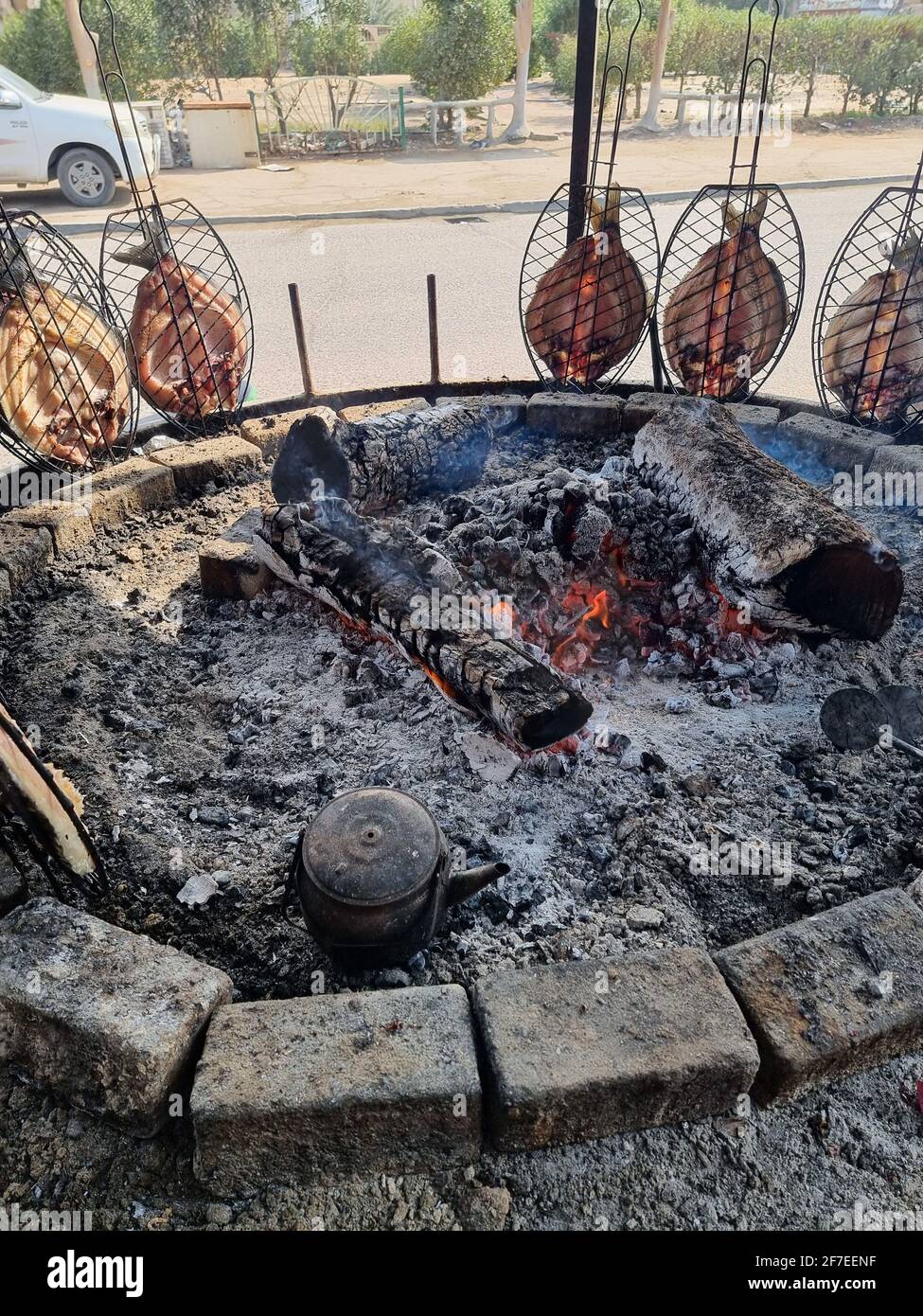 basra, Irak - 27 avril 2020: Photo-grill de poisson dans la rue de la ville de basra Banque D'Images
