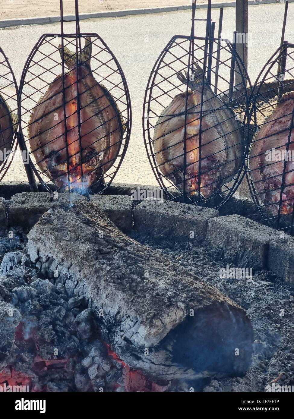 basra, Irak - 27 avril 2020: Photo-grill de poisson dans la rue de la ville de basra Banque D'Images