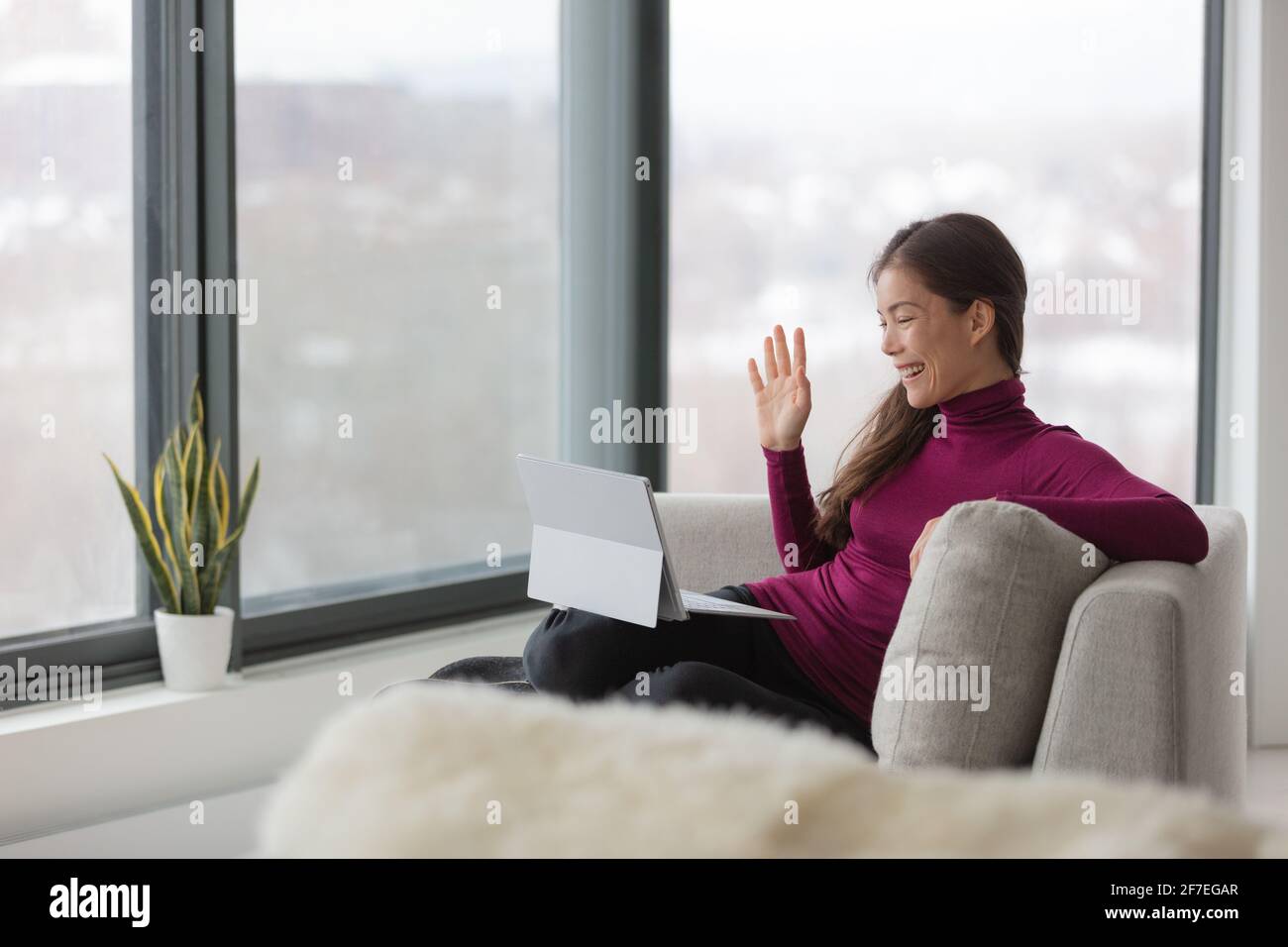 Travail à domicile une femme asiatique heureuse travaillant à distance sur un ordinateur portable l'ordinateur fait la connaissance de vos collègues sur le travail d'équipe de vidéocall pendant le verrouillage du coronavirus Banque D'Images