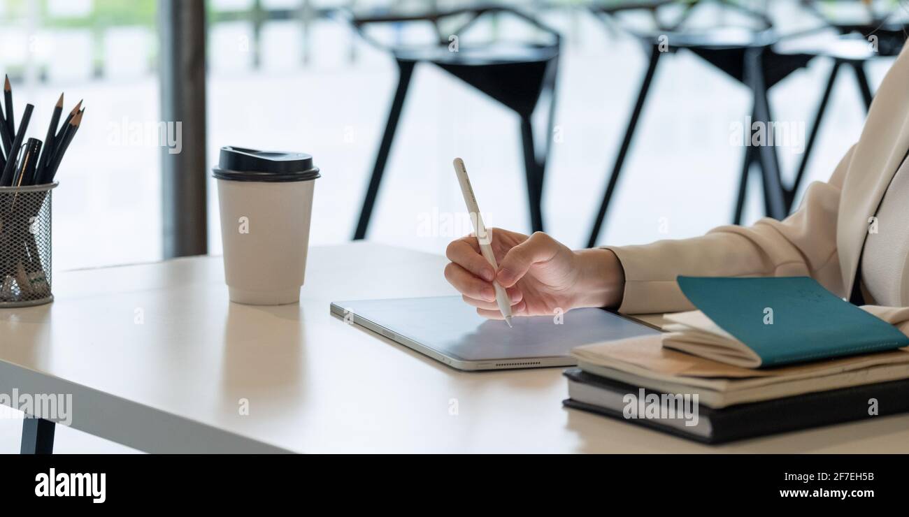 Close uo businesswoman tient le stylet dessin sur la tablette numérique sur le lieu de travail Banque D'Images