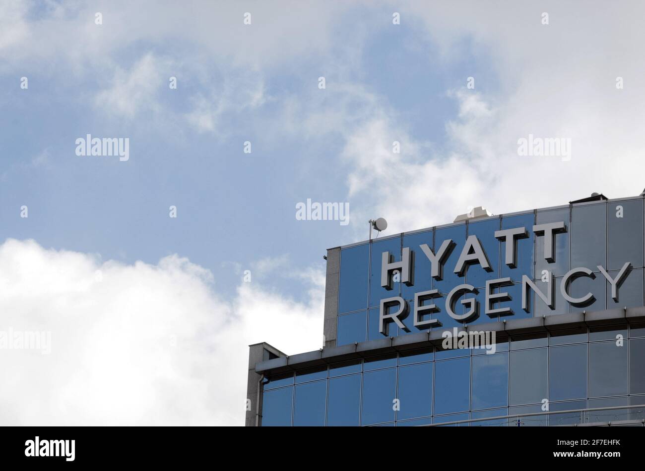 Kiev, Ukraine. 08 mars 2021. Le logo Hyatt dans le bâtiment de l'hôtel est visible à Kiev. (Photo de Pavlo Gonchar/SOPA Images/Sipa USA) crédit: SIPA USA/Alay Live News Banque D'Images