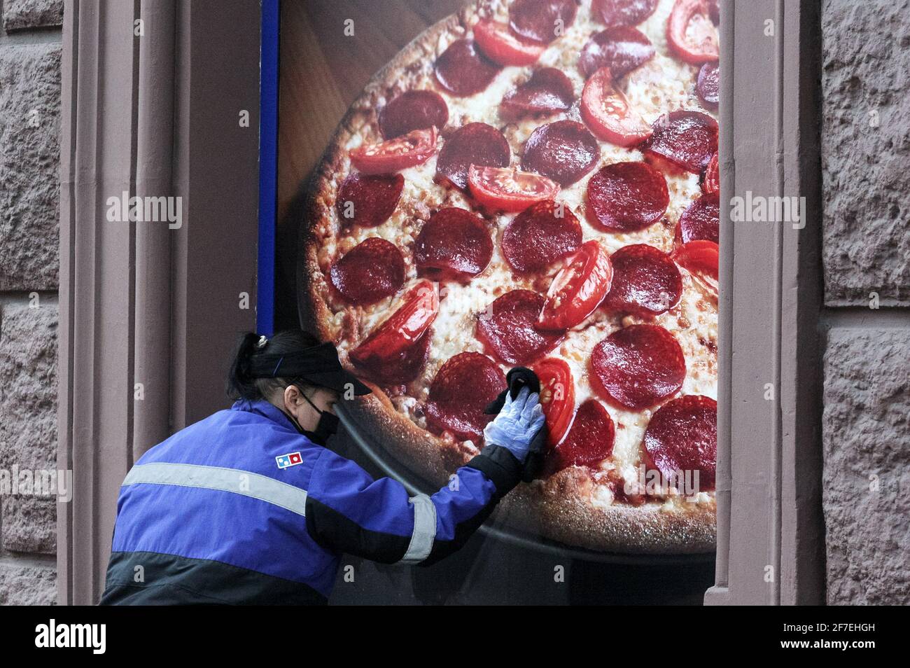 Kiev, Ukraine. 08 mars 2021. Un employé de Domino's Pizza nettoie la  fenêtre d'un restaurant à Kiev. Crédit : SOPA Images Limited/Alamy Live  News Photo Stock - Alamy