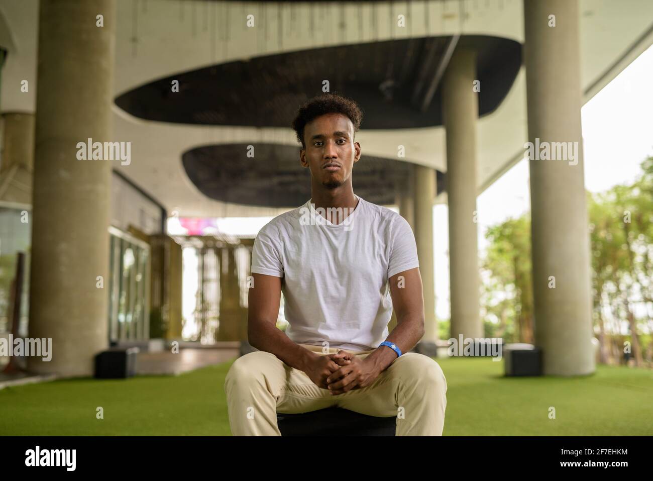 Portrait d'un homme noir africain sérieux et beau assis Banque D'Images