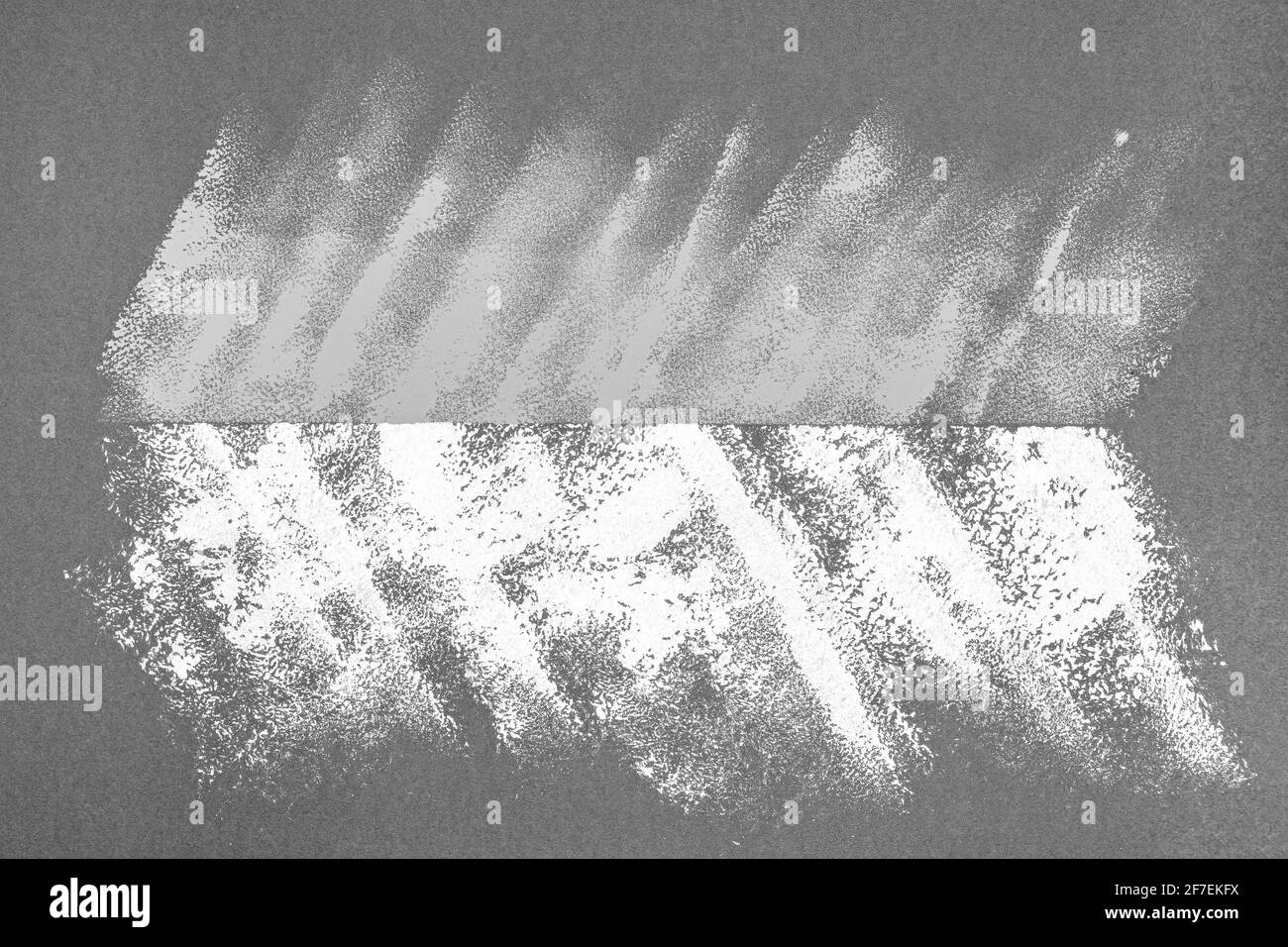 papier gris peint en blanc et gris clair avec rouleau de peinture. texture des traits de pinceau Banque D'Images