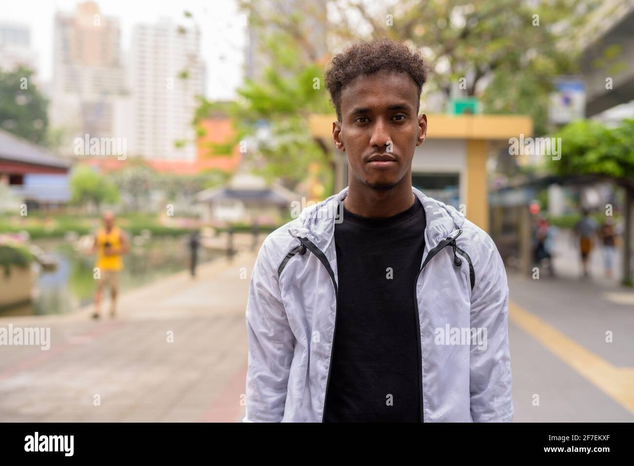 Portrait d'un bel homme africain noir avec une attitude cool Banque D'Images