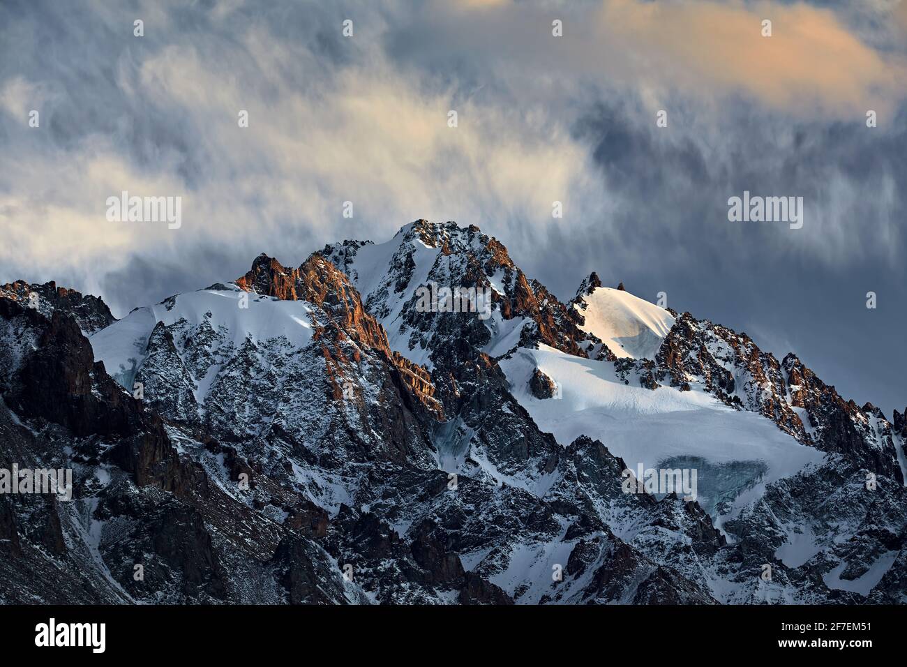 Magnifique paysage de la montagne sommet avec glacier et neige à Almaty, Kazakhstan. Concept de randonnée et de plein air Banque D'Images