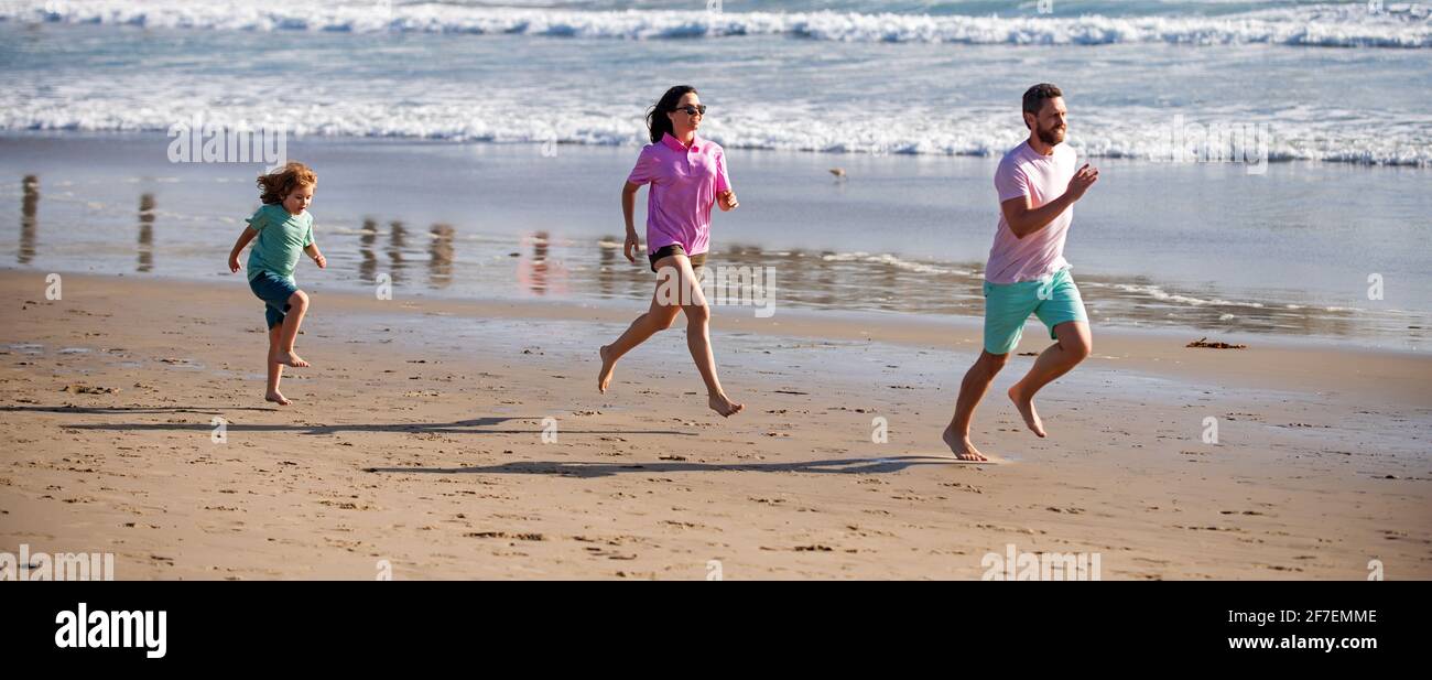 Pere De Famille Sportif Mere Et Bebe Fils Jogging Enfant Courant Au Bord De La Piscine D Eau Le Long De La Mer Surf Sur La Plage De Sable Noir Mode De Vie