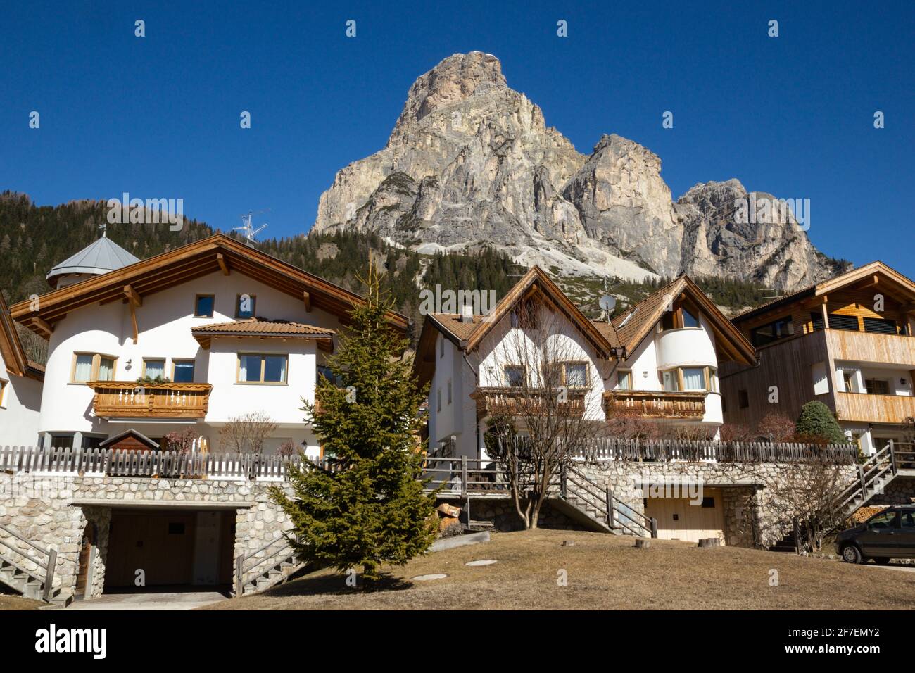 Maisons typiques dans les montagnes des Alpes italiennes Banque D'Images