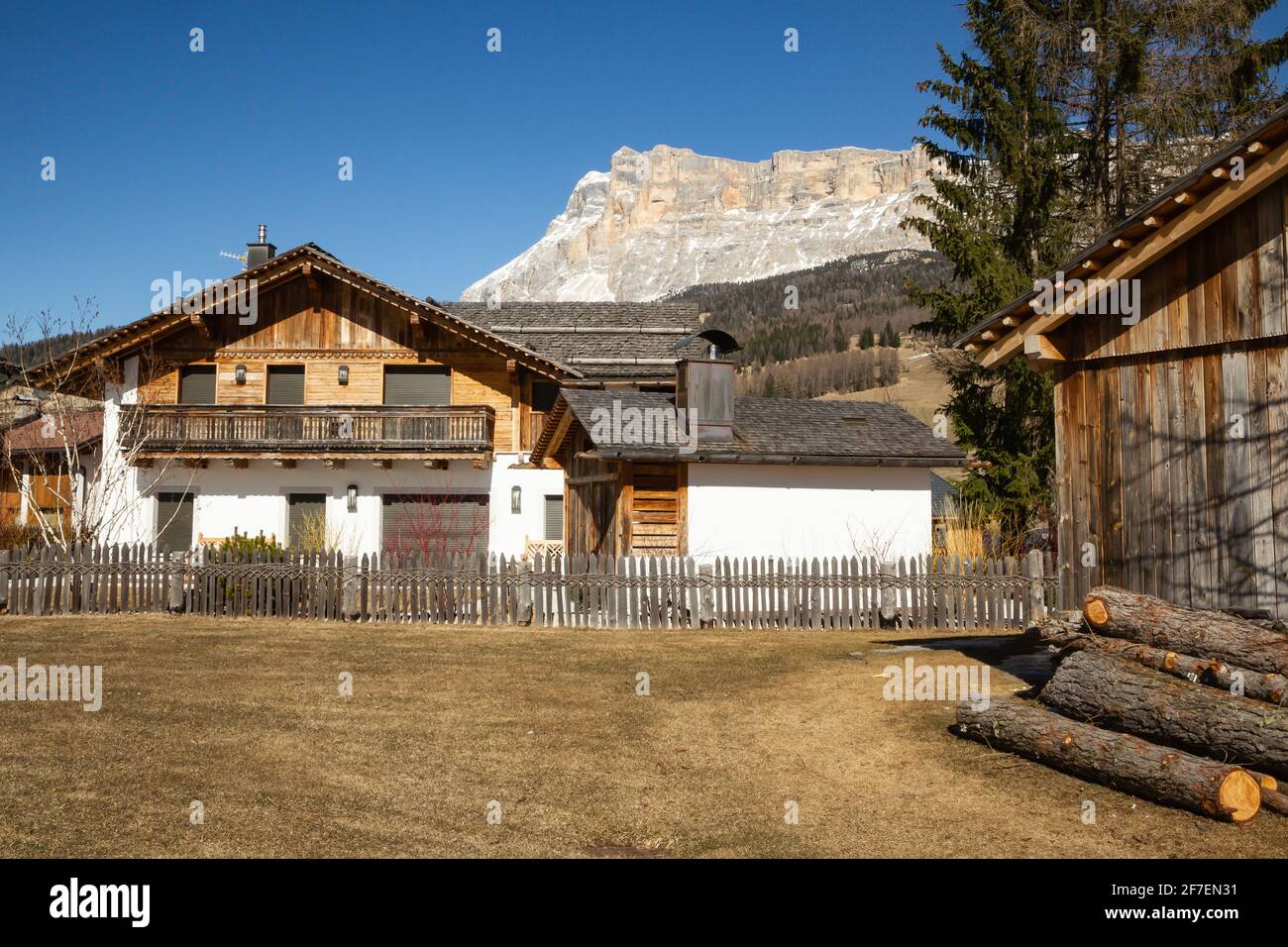 Maisons typiques dans les montagnes des Alpes italiennes Banque D'Images