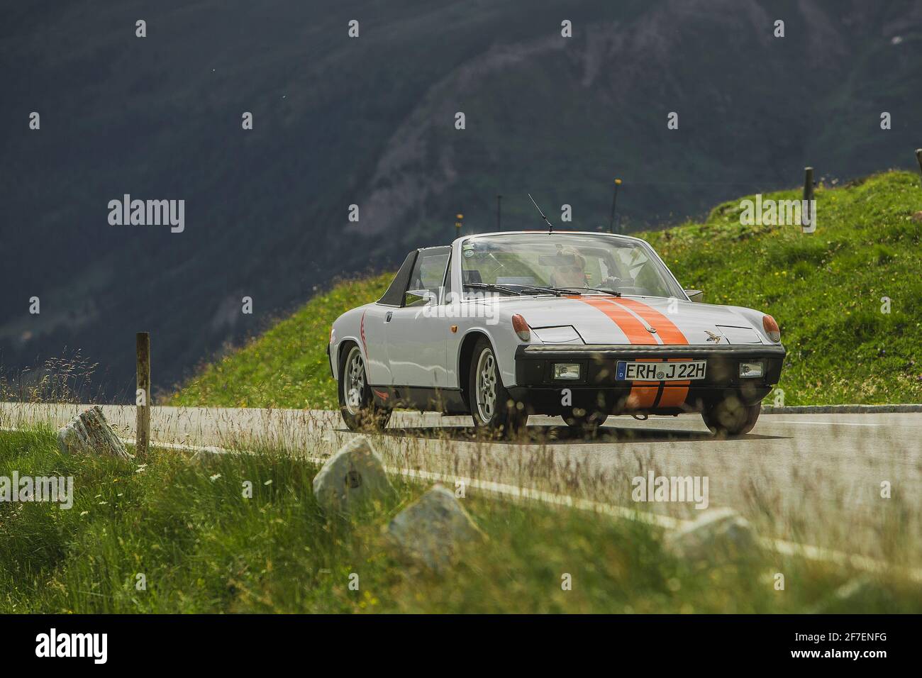 GROSSGLOCKNER, AUTRICHE, 15.8.2019: La Porsche 914 vintage de couleur blanche avec des bandes orange monte sur Grossglockner. Banque D'Images