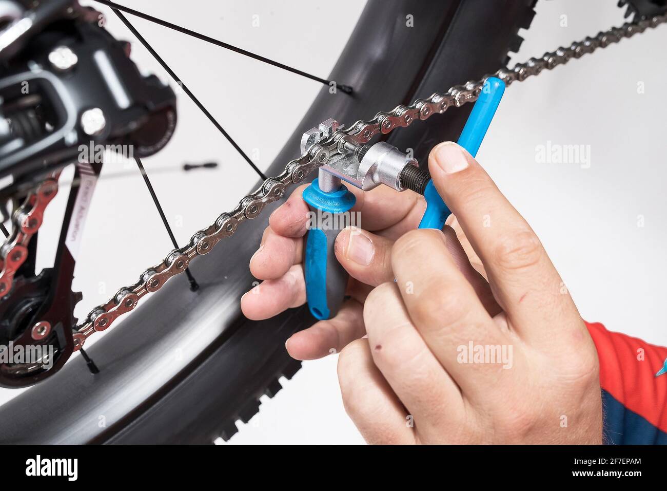 Réparation ou entretien des bicicules. Séparer la chaîne d'un vélo à l'aide  d'un outil de coupe-chaîne de couleur bleue. Séparation d'une chaîne de vélo  avec un outil Photo Stock - Alamy