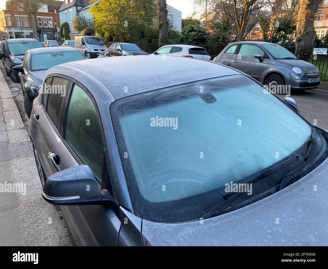 Un gel insaison couvre les voitures tôt le matin à Kew, dans le sud-ouest de Londres. Date de la photo: Mercredi 7 avril 2021. Banque D'Images