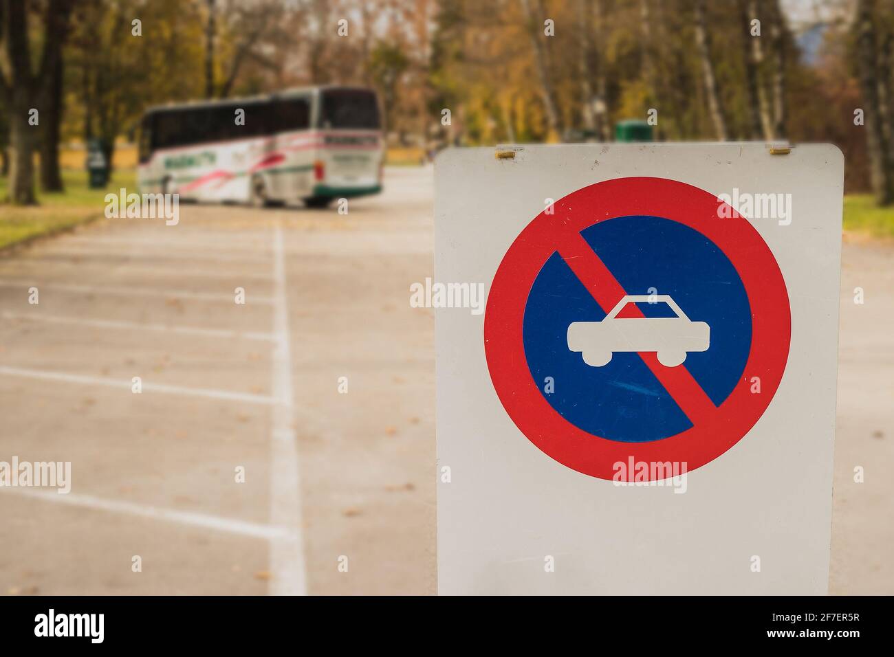 Tableau blanc avec panneau indiquant que les voitures ne doivent pas se garer au-delà de ce poing. Seul un parking pour bus ou autocars est disponible au-delà de ce point. Banque D'Images