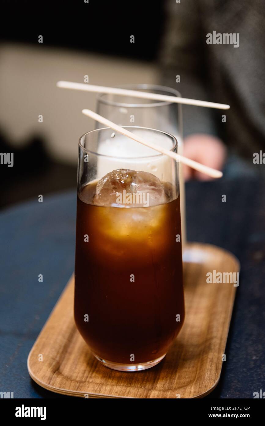 De savoureux verres de café filtre et de thé Chai Latte. Banque D'Images
