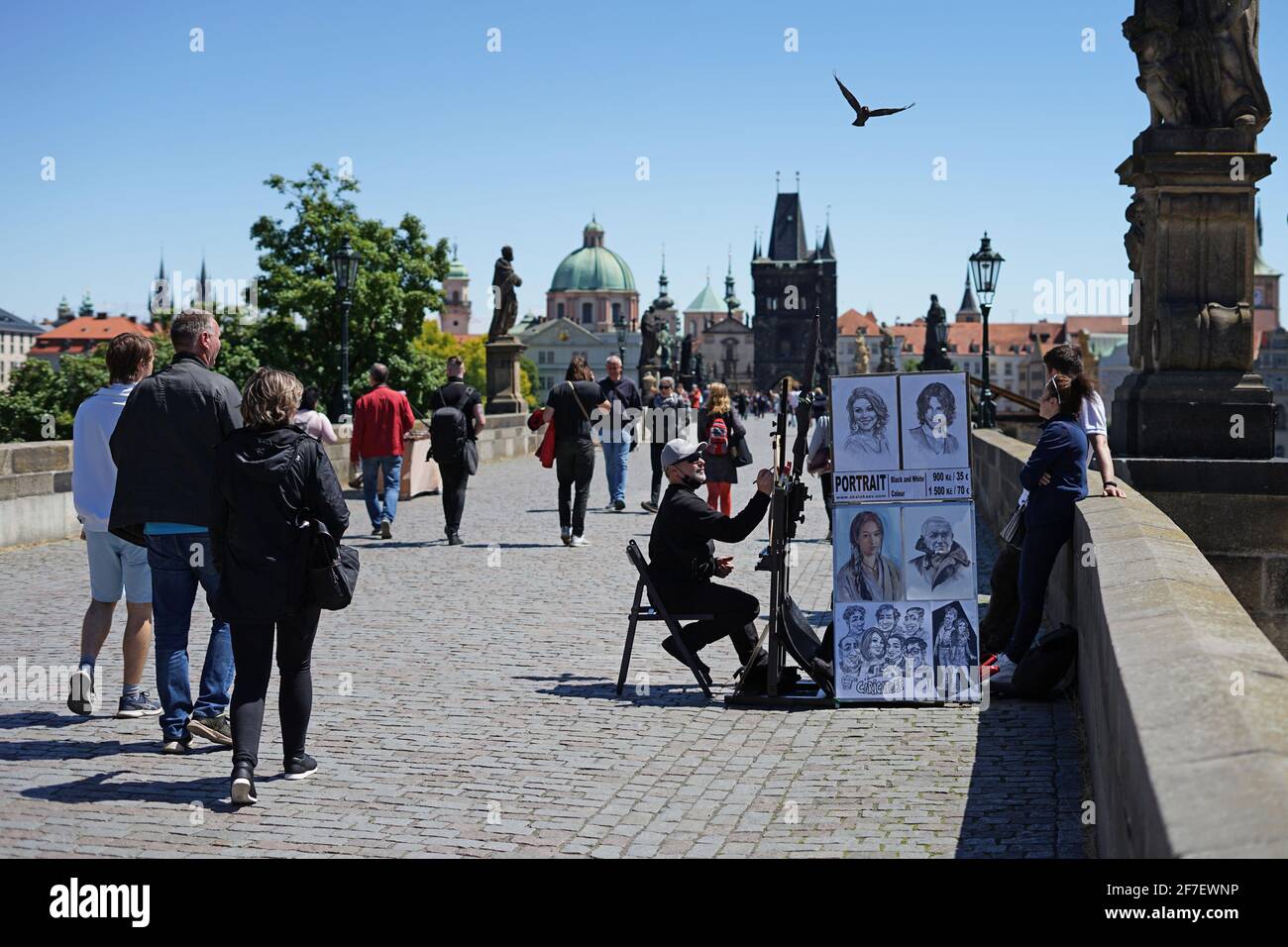 Prague, République Tchèque - 29 2020 mai : journée ensoleillée sur le pont Charles avec des artistes qui font des portraits et des touristes Banque D'Images