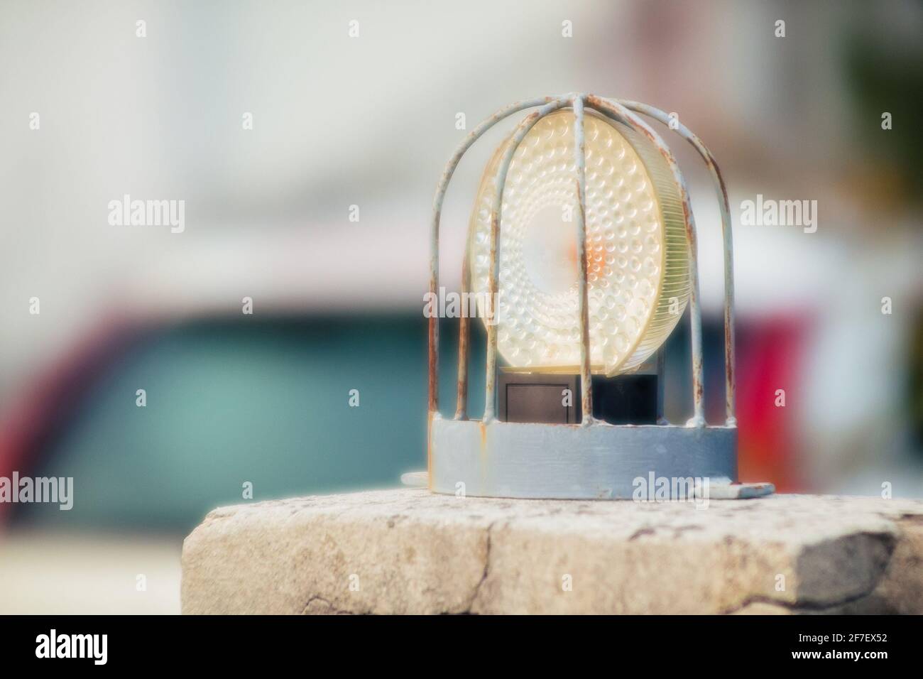 Témoin d'avertissement orange dans un boîtier de protection métallique utilisé pour clignoter lorsque la porte de garage ou la clôture commence à s'ouvrir. Témoin de porte de garage automatique Banque D'Images