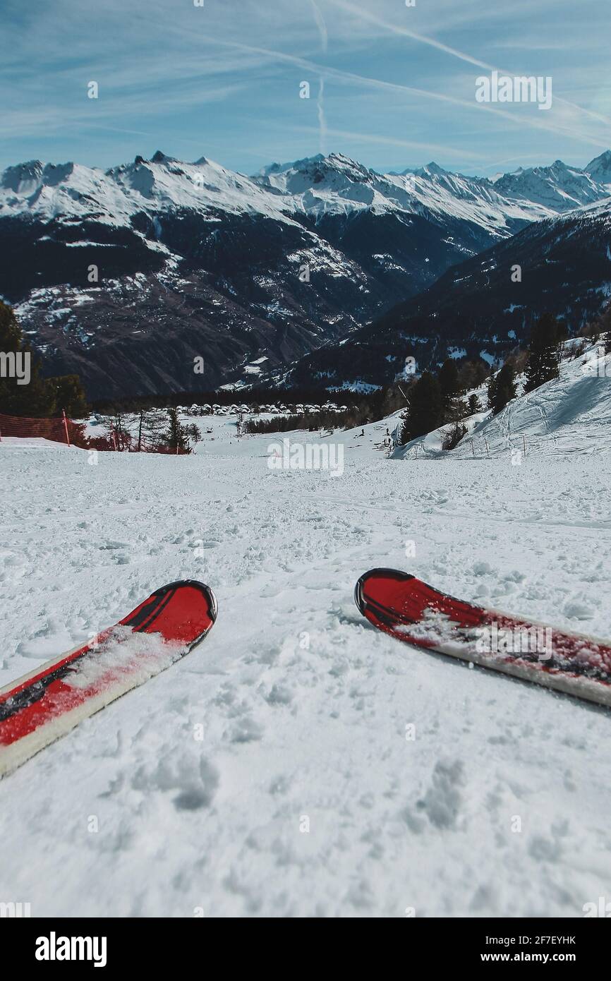 POV ou firts personne vue sur les skis rouges et belle chaîne de montagne dans le fond visible sur une piste de ski en france. Banque D'Images