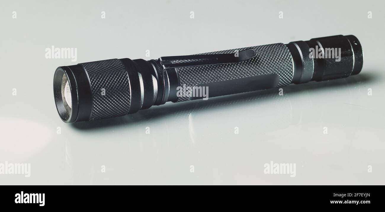 Torche LED en métal anodisé noir ou en aluminium. Lampe torche LED moderne sur fond blanc. Banque D'Images