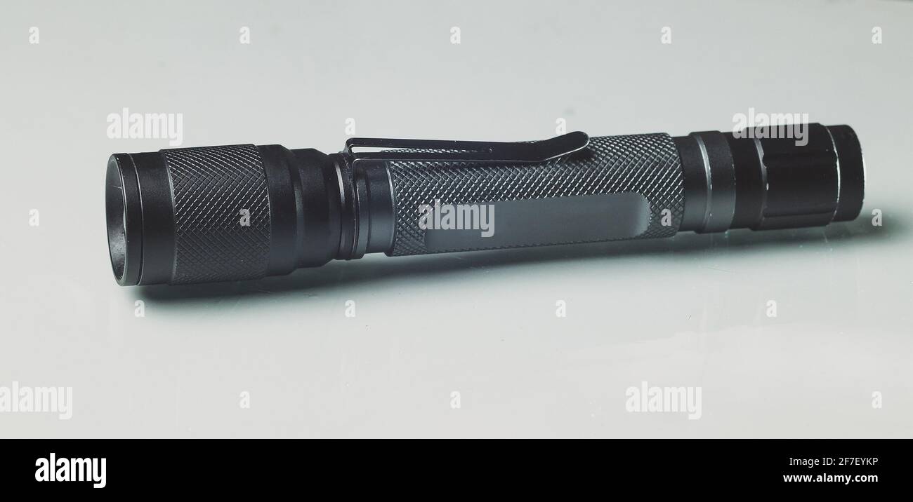 Torche LED en métal anodisé noir ou en aluminium. Lampe torche LED moderne sur fond blanc. Banque D'Images