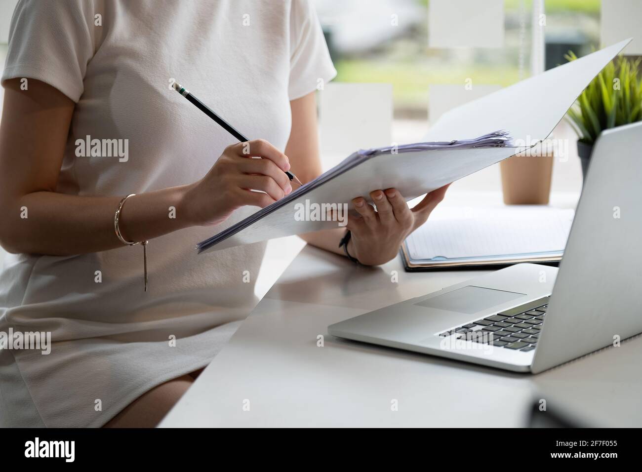 Travail d'audit, l'homme d'affaires travaille avec un document papier sur le tableau de découpe au bureau Banque D'Images