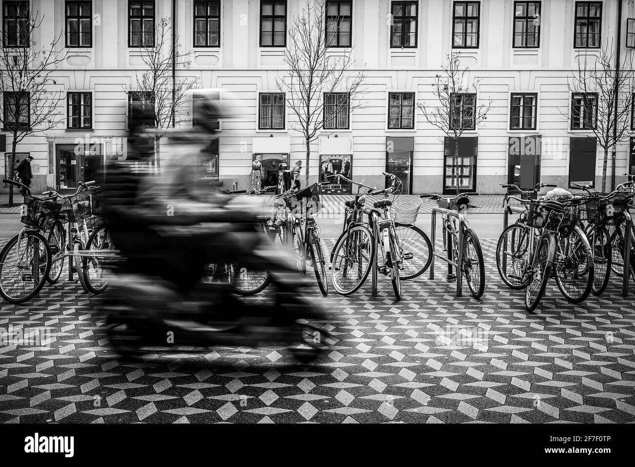 Concept de criminels dans une ville sur un scooter ou une moto. Les voleurs se précipitent dans les rues urbaines avec un scooter. Photo floue des personnes sur le scooter dans Banque D'Images