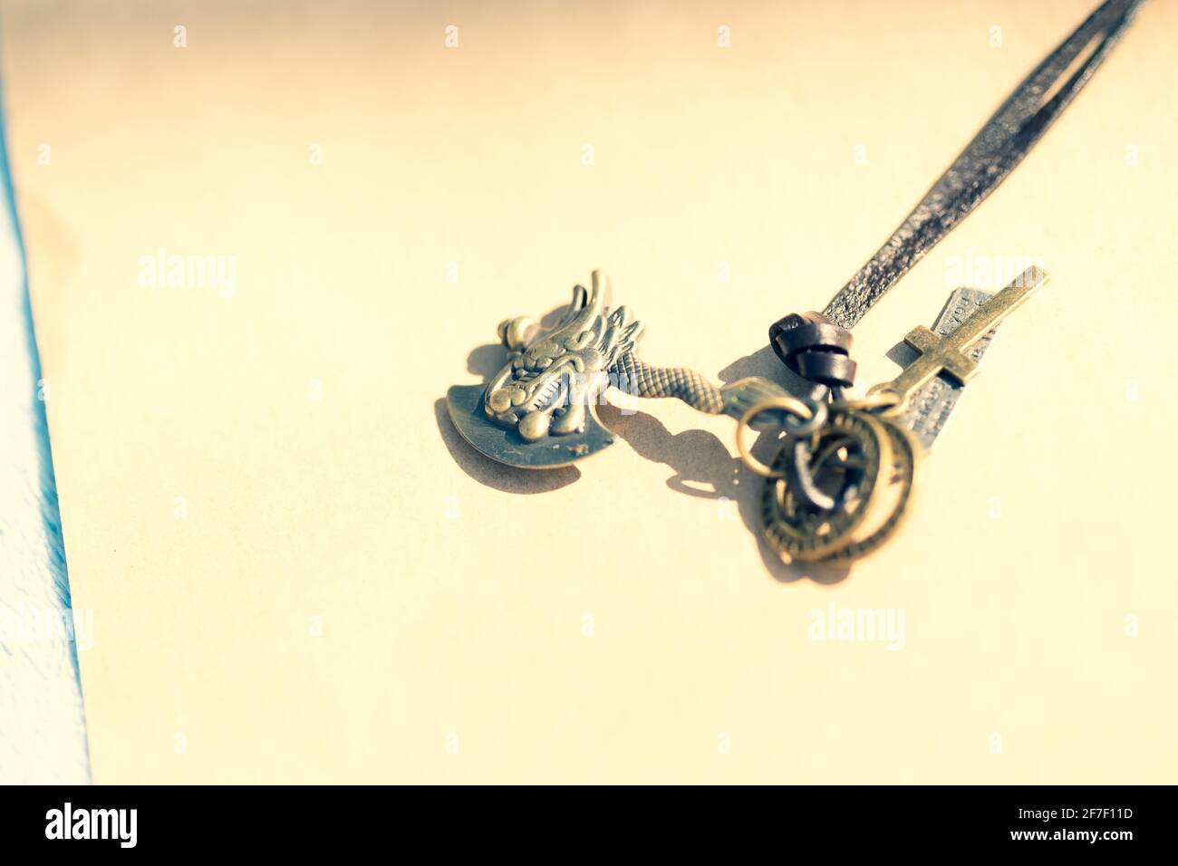 Pendentif gothique vintage collier AX couleur bronze gros plan. Mise au point sélective Banque D'Images