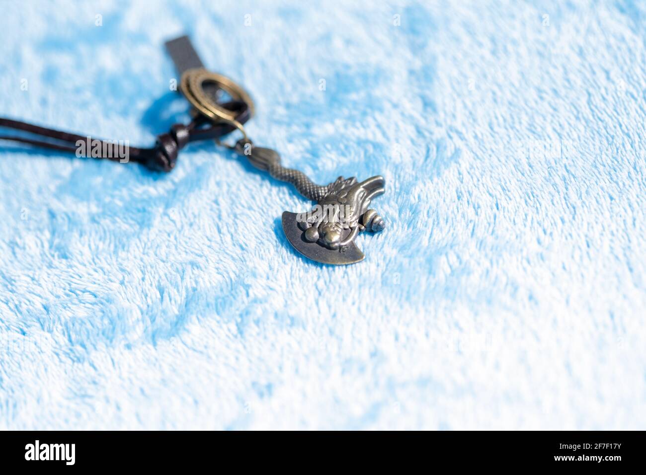 Pendentif gothique vintage collier AX couleur bronze gros plan. Mise au point sélective Banque D'Images