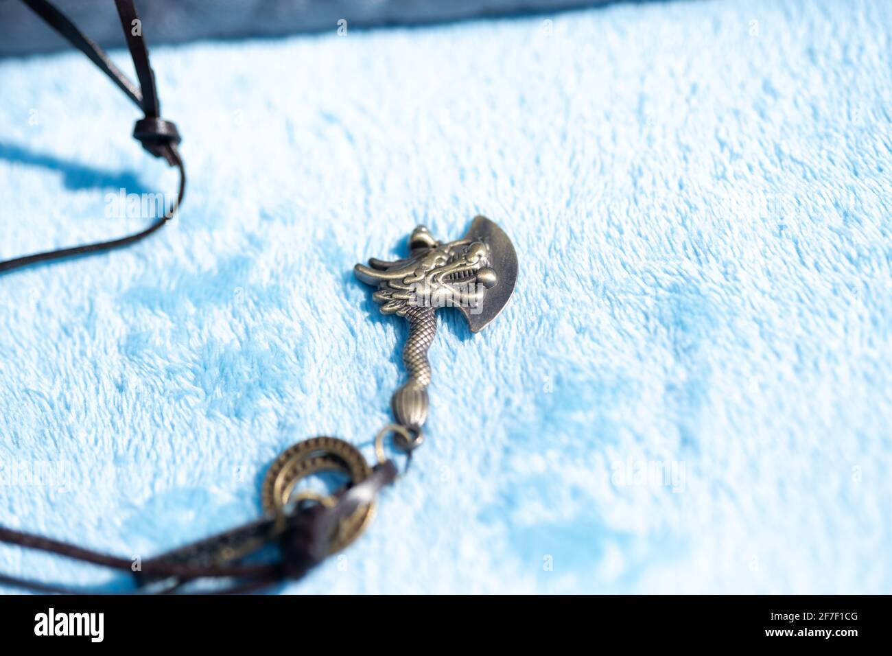 Pendentif gothique vintage collier AX couleur bronze gros plan. Mise au point sélective Banque D'Images