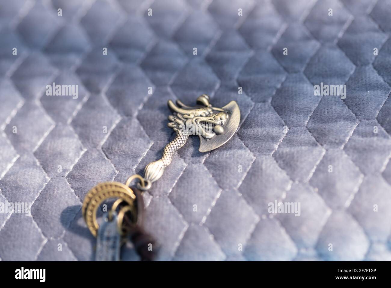 Pendentif gothique vintage collier AX couleur bronze gros plan. Mise au point sélective Banque D'Images