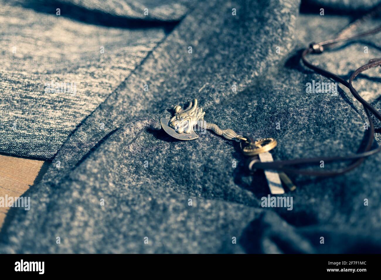 Pendentif gothique vintage collier AX couleur bronze gros plan. Mise au point sélective Banque D'Images