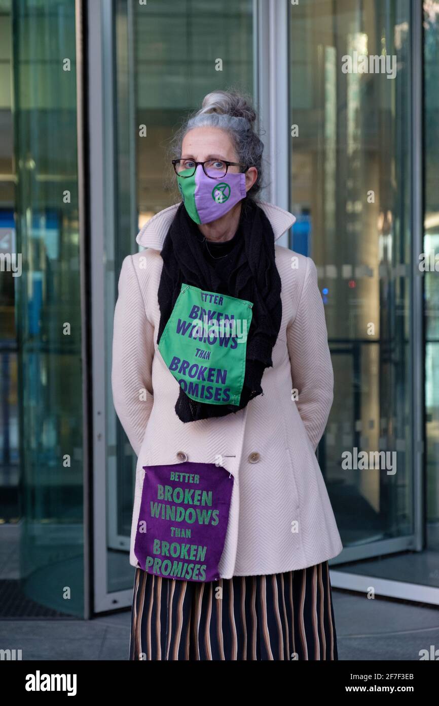 Londres, Royaume-Uni. 7 avril 2021. 7 extinction des femmes militantes de la rébellion brisent les fenêtres du QG de la Barclays Bank pour condamner l'échec de la banque à tenir la promesse de respecter l'accord climatique de Paris dans une action qui rappelle le mouvement suffragette. Le groupe avait des signes qui lisaient « mieux que des fenêtres brisées que des promesses brisées » et « en cas de bris de vitres d'urgence climatique ». 7 arrestations ont été effectuées par la police. Crédit: Joao Daniel Pereira. Banque D'Images