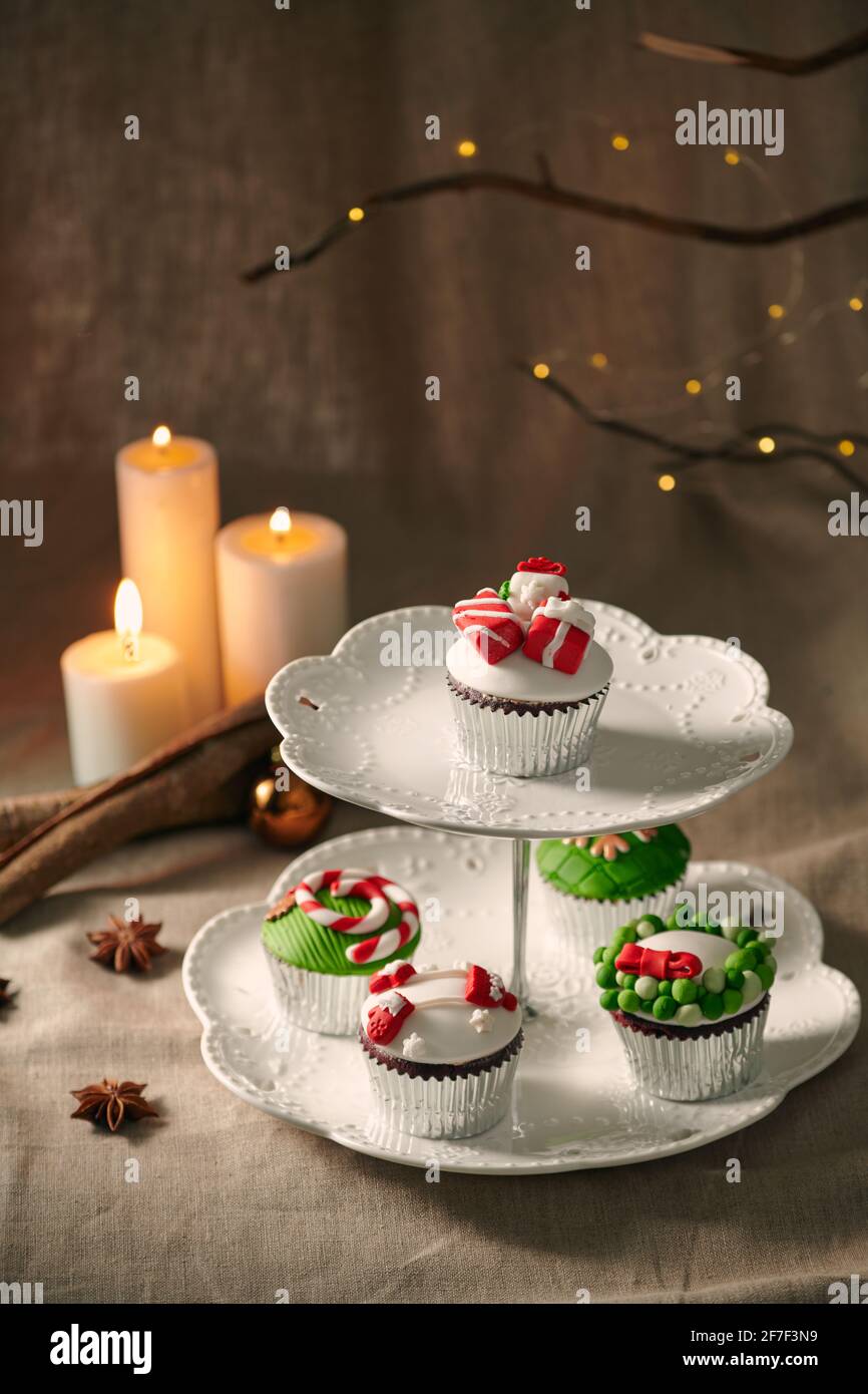 Décoration de Noël cupcakes, belle maison de vacances sur l'arrière-plan. Banque D'Images