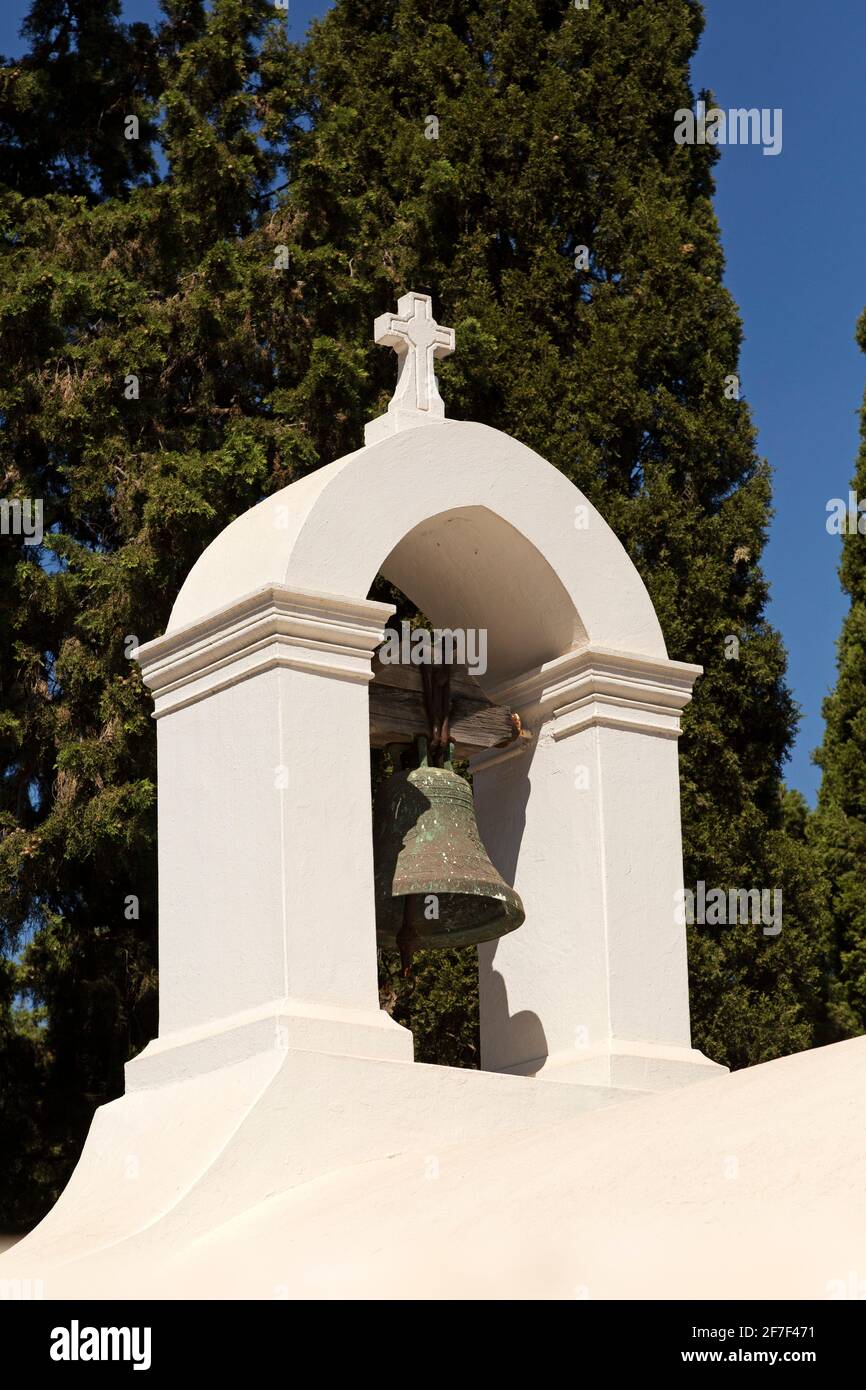 Cloche de la chapelle Saint-Paul à Lindos sur Rhodes, Grèce. La chapelle grecque orthodoxe est vue par une journée ensoleillée. Banque D'Images
